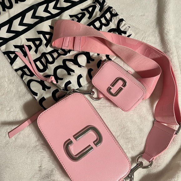 MARC JACOBS
Pink 'The Utility Snapshot' Shoulder Bag
$420 USD - Picture 5 of 9
